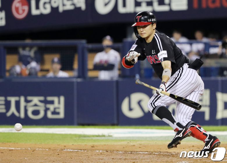 8일 서울 송파구 잠실야구장에서 열린 프로야구 '2022 신한은행 SOL KBO리그' LG 트윈스와 두산 베어스의 경기, LG 박해민이 7회초 1사 1루에서 기습 번트를 친 후 1루로 향하고 있다. 2022.7.8/뉴스1 ⓒ News1 김진환 기자