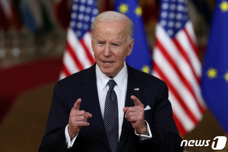 조 바이든 미국 대통령이 올해 3월 24일(현지시간) 벨기에 브뤼셀의 나토 본부에서 러시아의 우크라이나 침공을 논의하는 나토 정상회의 중 기자회견을 갖고 “러시아가 화학 무기를 사용한다면 대응할 것”이라고 밝히고 있다. ⓒ 로이터=뉴스1 ⓒ News1 우동명 기자