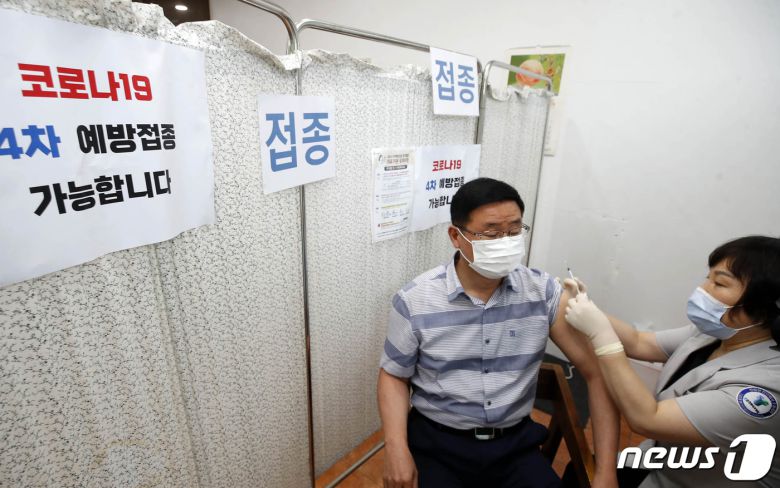 광주 북구의 한 의료기관에서 북구청 50대 공직자가 4차 백신 접종을 받고 있다.(광주북구 제공)/뉴스1 ⓒ News1 정다움 기자