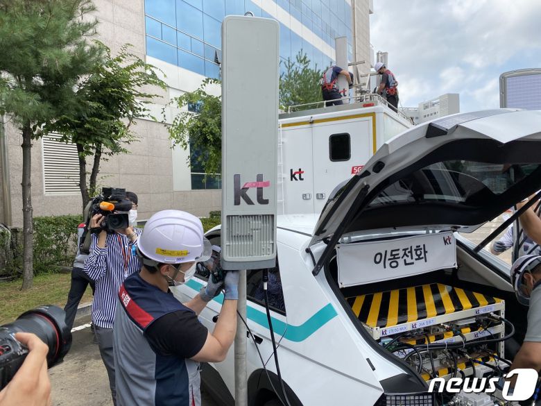 이동기지국으로 활용되는 전기차(폴대형 이동기지국) 시연 모습. 2022.8.24/뉴스1