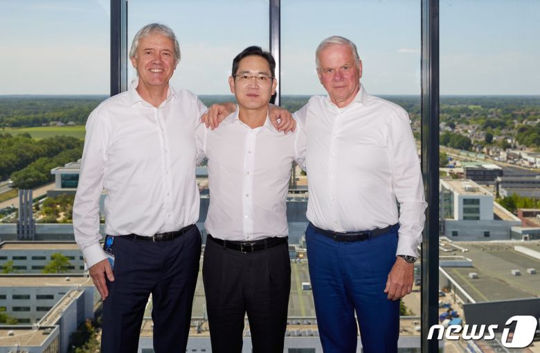 이재용 삼성전자 부회장이 네덜란드 에인트호번에 위치한 ASML 본사에서 피터 베닝크 CEO(왼쪽), 마틴 반 덴 브링크 CTO와 기념 촬영하고 있다. (삼성전자 제공) 2022.6.15/뉴스1