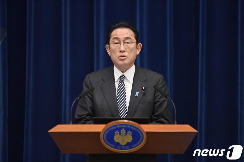 기시다 후미오 일본 총리가 17일 기자회견을 열고 취재진의 질문에 답변하고 있다. ⓒ AFP=뉴스1 ⓒ News1 강민경 기자