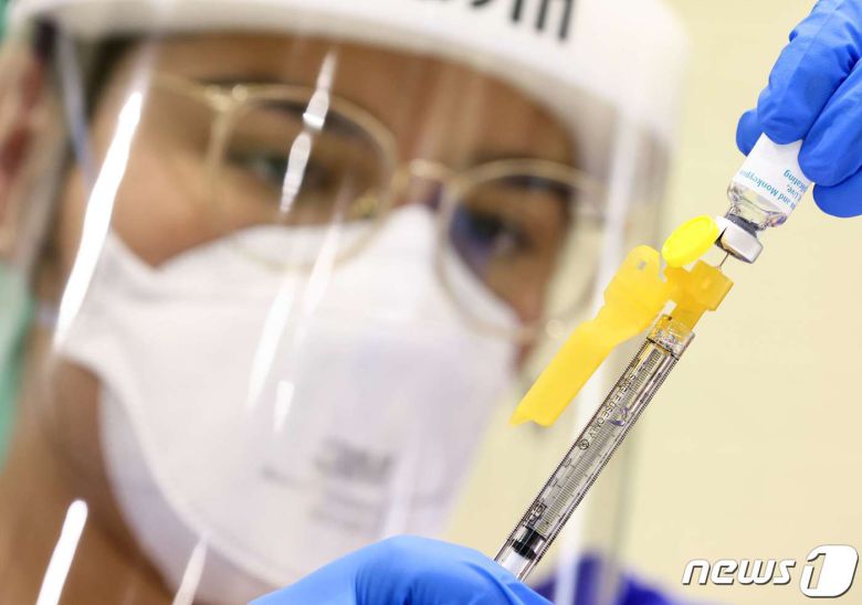 미국 캘리포니아주 로스앤젤레스에서 10일(현지시간) 한 간호사가 원숭이두창 백신 '지오네스' 접종을 준비하고 있다. 2022.08.10/뉴스1 ⓒ AFP=뉴스1 ⓒ News1 김민수 기자