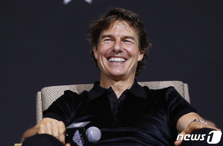 할리우드 배우 톰 크루즈가 20일 서울 송파구 잠실동 롯데호텔월드 크리스탈볼룸에서 열린 영화 ‘탑건: 매버릭’ 기자 간담회에서 환한 미소를 짓고 있다. ‘탑건: 매버릭’은교관으로 컴백한 최고의 파일럿 매버릭(톰 크루즈 분)과 함께 생사를 넘나드는 미션에 투입되는 새로운 팀원들의 이야기를 다룬 항공 액션 블록버스터이다. 2022.6.20/뉴스1 ⓒ News1 권현진 기자