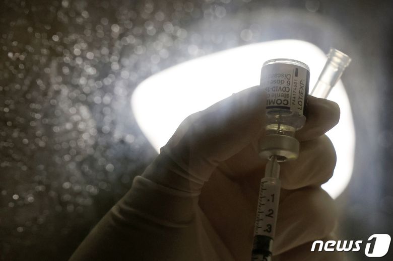 25일 오전 서울 동작구민체육센터에 마련된 예방접종센터에서 의료진들이 화이자 백신을 분주하고 있다. 2021.8.25/뉴스1 ⓒ News1 조태형 기자