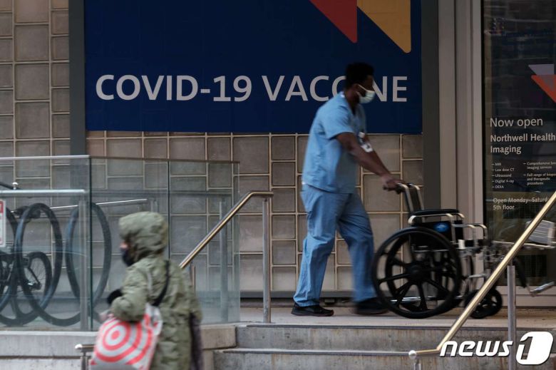 NEW YORK, NY - NOVEMBER 19: A sign outside of a hospital advertises the COVID-19 vaccine on November 19, 2021 in New York City. On Friday vaccine advisers to the US Centers for Disease Control (CDC) and Prevention voted unanimously in recommending a booster shot of the COVID-19 vaccines for all adults in the United States six months after they finish their first two doses. Spencer Platt/Getty Images/AFP == FOR NEWSPAPERS, INTERNET, TELCOS & TELEVISION USE ONLY == ⓒ AFP=뉴스1