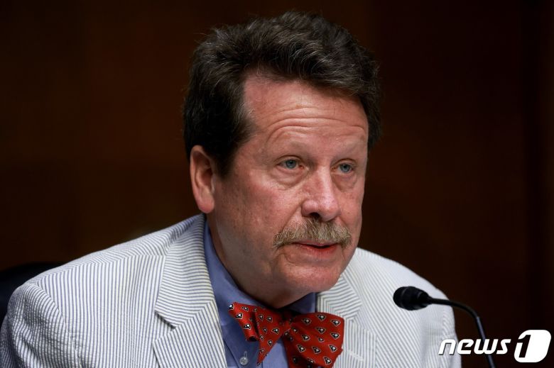 로버트 케일리프 미국 식품의약국(FDA) 국장이 지난 6월 의회 청문회에 출석해 발언하고 있다. ⓒ AFP=뉴스1 ⓒ News1 강민경 기자