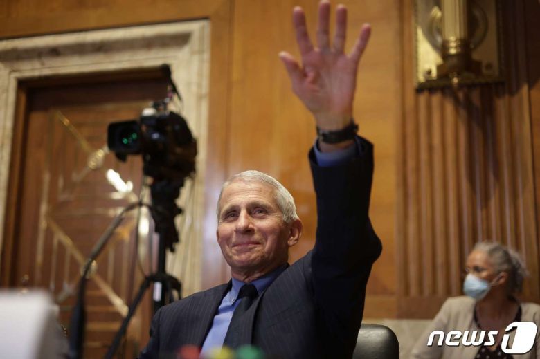 앤서니 파우치 미국 국립 알레르기·전염병연구소 소장이 17일(현지시간) 워싱턴 의사당의 상원 청문회의 개회를 기다리며 손을 들고 있다. ⓒ AFP=뉴스1 ⓒ News1 우동명 기자