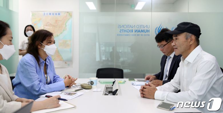 북한군에 사살된 해양수산부 공무원 고(故) 이대준 씨의 친형 이래진 씨(오른쪽)가 3일 오전 서울 종로구 유엔인권사무소에서 엘리자베스 살몬 신임 유엔 북한인권특별보고관(왼쪽 두 번째)과 대화하고 있다. 2022.9.3/뉴스1 ⓒ News1 이승배 기자