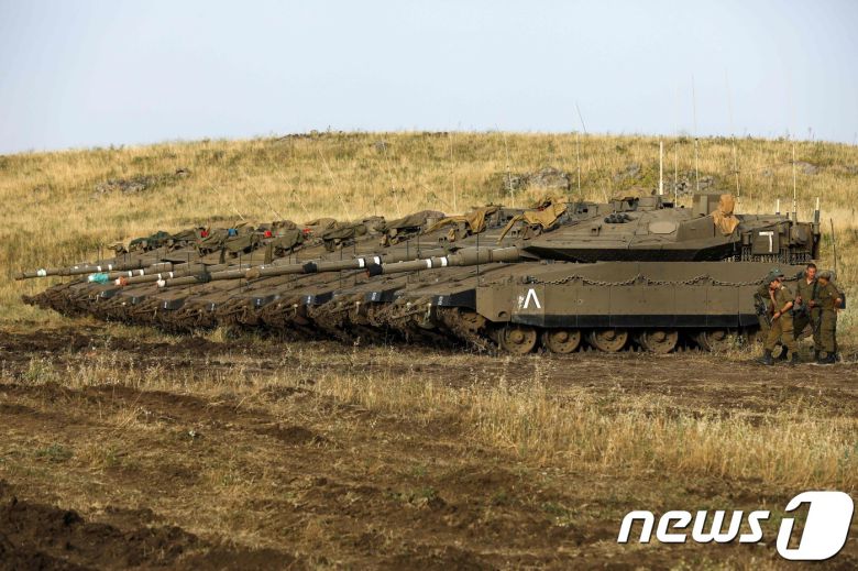 2018년 5월 10일(현지시간) 시리아와의 국경지대인 골란고원에서 이스라엘의 탱크부대가 시리아 공격명령을 기다리며 대기하고 있다. ⓒ AFP=뉴스1 ⓒ News1 우동명 기자