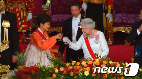 박근혜 대통령이 5일 오후(현지시간) 영국 런던 버킹엄궁에서 열린 국빈만찬에 자리해 엘리자베스 2세 영국 여왕과 축하주가 담긴 잔을 부딪히고 있다. (청와대 페이스북) 2013.11.7/뉴스1