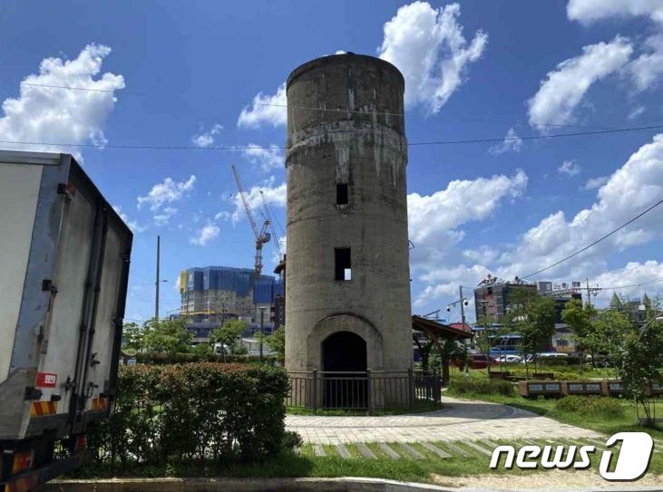 충북 충주문화원 충주학연구소가 지역 근현대 건축물의 가치를 조명하기 위해 자원조사를 추진하고 있다. 사진은 옛 충주역 급수탑.(충주문화원 제공)2022.9.9/뉴스1