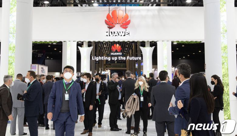 1일(현지시간) 세계 최대 이동통신 전시회 '모바일월드콩그레스(MWC) 2022'가 열린 스페인 바르셀로나 피라그란비아 전시장에서 참관객들이 중국 화웨이 부스를 둘러보고 있다. 2022.3.1/뉴스1 ⓒ News1 유승관 기자