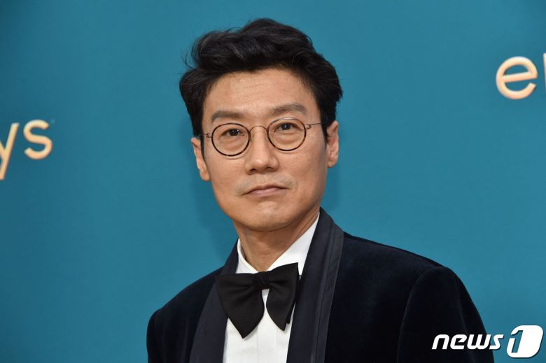 넷플릭스 '오징어 게임'의 황동혁 감독이 12일(현지시간) 미국 로스앤젤레스 마이크로소프트 시어터에서 열린 '제74회 에미상' 시상식에 참석해 포즈를 취하고 있다. ⓒ AFP=뉴스1 ⓒ News1 김진환 기자