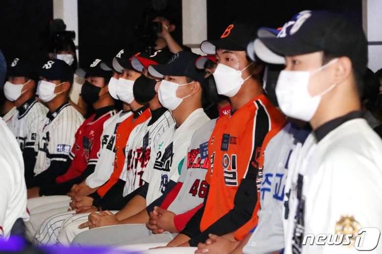 15일 오후 서울 중구 웨스틴조선호텔 그랜드볼룸에서 열린 2023 KBO 신인 드래프트에서 선수들이 자리에 앉아 지명을 기다리고 있다. 2022.9.15/뉴스1 ⓒ News1 임세영 기자