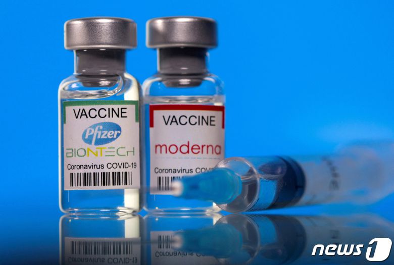신종 코로나바이러스 감염증(코로나19) 예방용 화이자(왼쪽)·모더나(오른쪽) 백신 ⓒ 로이터=뉴스1 ⓒ News1 정윤미 기자
