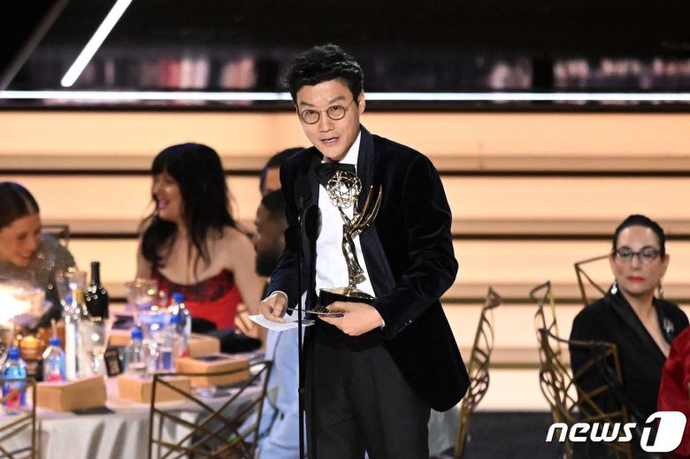 넷플릭스 드라마 '오징어 게임'의 황동혁 감독이 12일(현지시간) 로스앤젤레스 마이크로소프트 시어터에서 열린 제74회 에미상 시상식에서 드라마 부문 감독상을 받은 뒤 수상 소감을 밝히고 있다. ⓒ AFP=뉴스1 ⓒ News1 김진환 기자