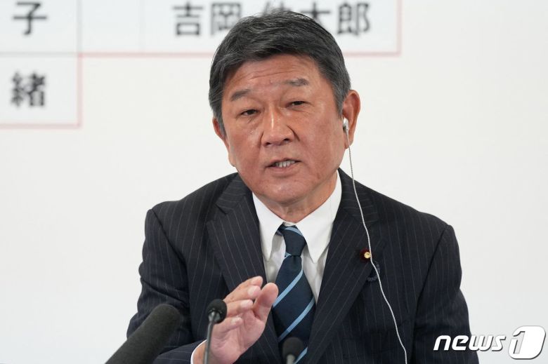 모테기 도시미쓰 일본 자민당 간사장이 10일 (현지시간) 도쿄 자민당 본부에서 참의원 선거 대승 관련 기자회견을 하고 있다. ⓒ AFP=뉴스1 ⓒ News1 우동명 기자