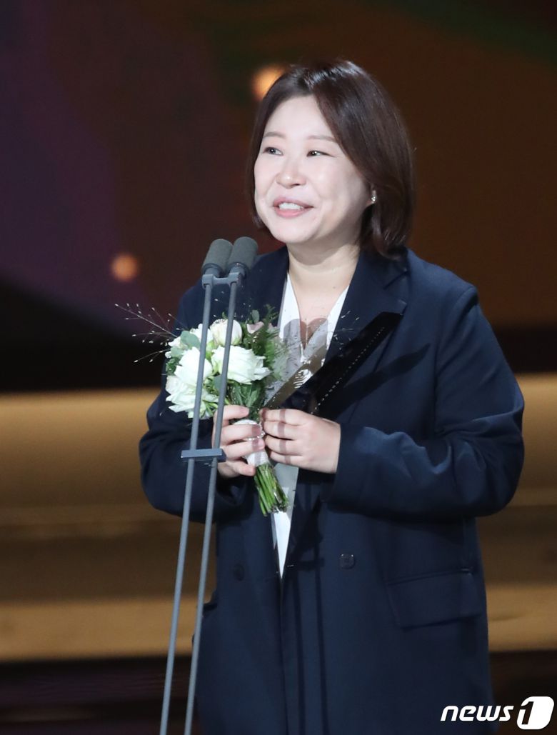 '옷 소매 붉은 끝동' 정지인 감독이 22일 오후 서울 영등포구 KBS홀에서 열린 '서울 드라마어워즈 2022'에서 한류드라마부문 작품상을 수상한 뒤 소감을 말하고 있다. 2022.9.22/뉴스1 ⓒ News1 권현진 기자