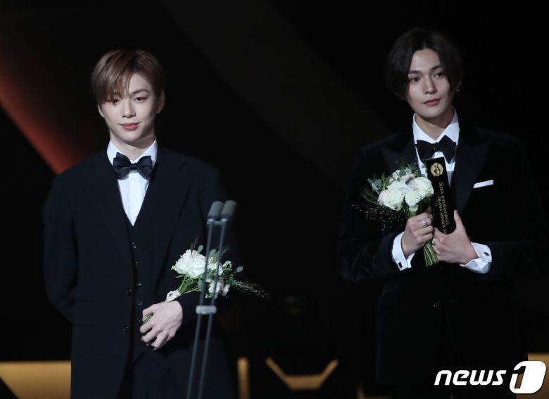 배우 강다니엘과 야기 유세이(오른쪽)가 22일 오후 서울 영등포구 KBS홀에서 열린 '서울 드라마어워즈 2022'에서 아시아스타상을 수상한 뒤 소감을 밝히고 있다. 2022.9.22/뉴스1 ⓒ News1 권현진 기자