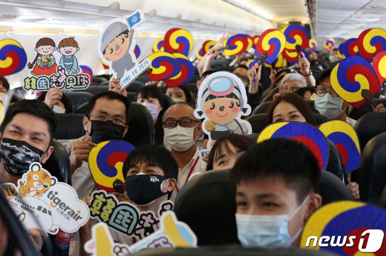 코로나19로 국가 간 해외여행이 제한된 상황에서 대만 관광객들이 타이베이공항을 출발 목적지인 제주공항에 착륙하지 않은 채 제주 상공을 선회한 뒤 대만으로 다시 회항하는 항공편 체험상품인 '제주 가상출국여행'에 참여한 모습(한국관광공사 제공) 2020.9.20/뉴스1