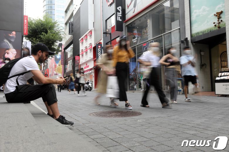 '코리아그랜드세일 여름 행사'(Korea Grand Sale-Summer Special)가 시작된 10일 오후 서울 중구 명동거리에서 외국인들이 관광을 하고 있다. 이번 행사는 '서울 페스타 2022'와 연계해 오는 31일까지 외국인을 상대로 진행된다. 2022.8.10/뉴스1 ⓒ News1 황기선 기자