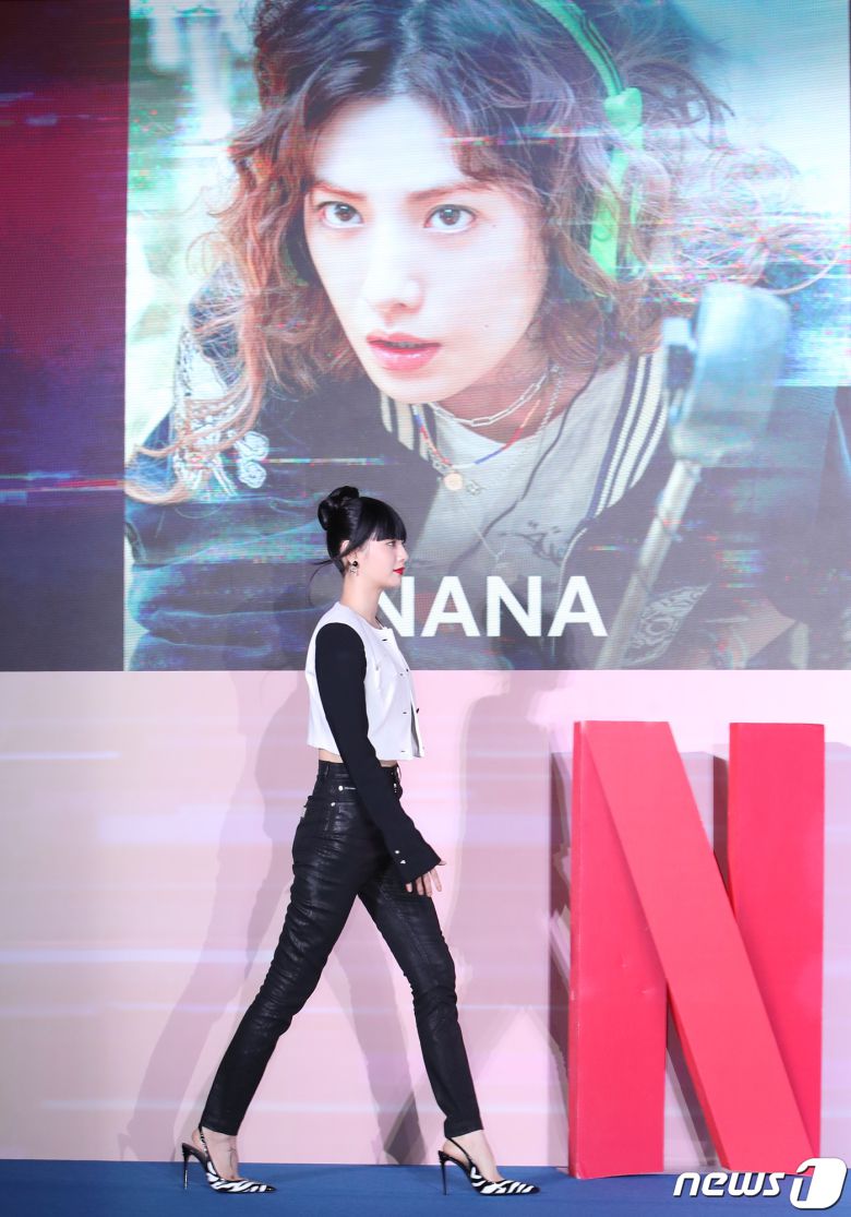 배우 나나가 27일 서울 용산구 CGV 용산아이파크몰에서 열린 넷플릭스 시리즈 '글리치' 제작발표회에 참석해 무대를 오르고 있다. ⓒ News1 권현진 기자