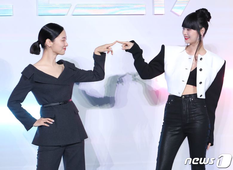 배우 전여빈과 나나(오른쪽)가 27일 서울 용산구 CGV 용산아이파크몰에서 열린 넷플릭스 시리즈 '글리치' 제작발표회에서 외계인 포즈를 취하고 있다. ⓒ News1 권현진 기자