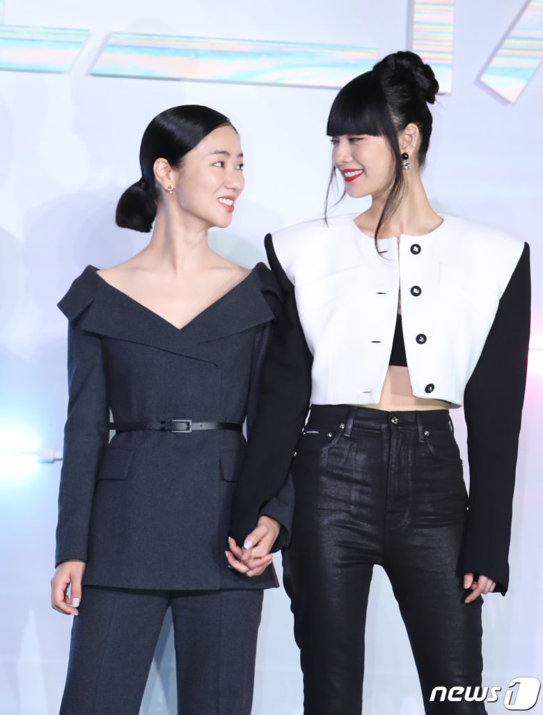 배우 전여빈과 나나(오른쪽)가 27일 서울 용산구 CGV 용산아이파크몰에서 열린 넷플릭스 시리즈 '글리치' 제작발표회에서 손을 잡은 채 서로를 바라보고 있다. ⓒ News1 권현진 기자