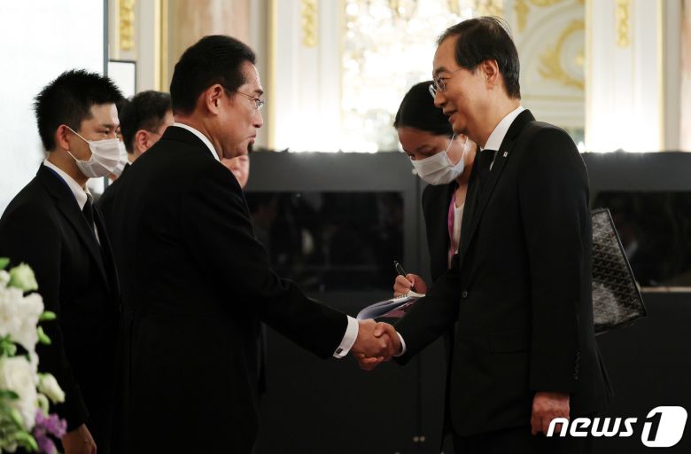 고 아베 신조 전 일본 총리의 조문사절단 단장인 한덕수 국무총리가 27일 오후 도쿄 아카사카 영빈관에서 열린 환영 연회(리셉션)에 참석해 기시다 후미오 일본 총리와 인사를 나누고 있다. 2022.9.27/뉴스1 ⓒ News1 박지혜 기자