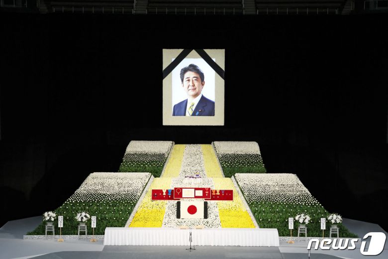 27일 일본 도쿄의 부도칸. 아베 신조 전 일본 총리의 영정이 분향소 상단에 걸려 있다. 아베 전 총리의 장례는 이날 오후 2시 부도칸에서 국장으로 치러졌다. 아베 전 총리는 지난 7월 선거 유세 도중 피격 당해 사망했다. 이날 장례식엔 한덕수 국무총리, 카멀라 해리스 미국 부통령을 비롯한 각국의 전 현직 관료들이 참석했다. ⓒ 로이터=뉴스1 ⓒ News1 김성식 기자