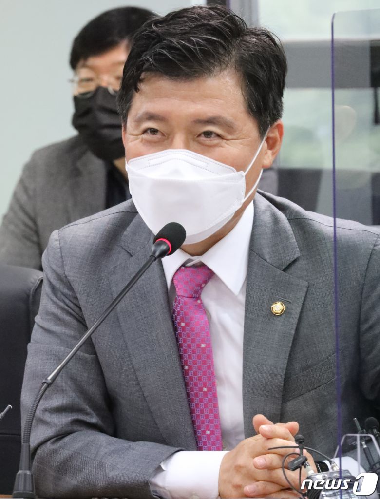 20일 구미상공회의소에서 열린 국민의힘 원대지도부 구미지역 기업인 간담회에서 국민의힘 구자근 의원이 인사말을 하고 있다. 2021.5.20/뉴스1 ⓒ News1 정우용 기자