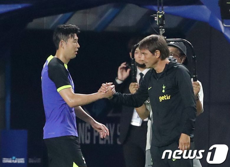 토트넘 손흥민이 16일 오후 경기 수원시 팔달구 수원월드컵경기장에서 열린 쿠팡플레이 시리즈 2차전 토트넘 홋스퍼와 세비야FC의 경기에서 교체된 후 그라운드를 나서며 안토니오 콘테 감독과 포옹하고 있다. 2022.7.16/뉴스1 ⓒ News1 김영운 기자