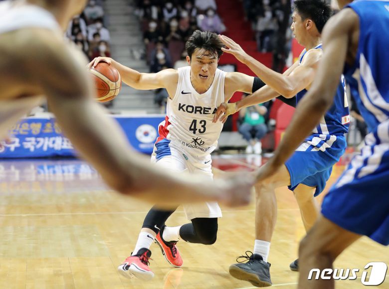 17일 오후 경기 안양 실내체육관에서 열린 'KB국민은행 초청 2022 남자농구 국가대표 평가전' 필리핀과의 경기에서 이대성이 드리블 돌파를 하고 있다. 2022.6.17/뉴스1 ⓒ News1 구윤성 기자