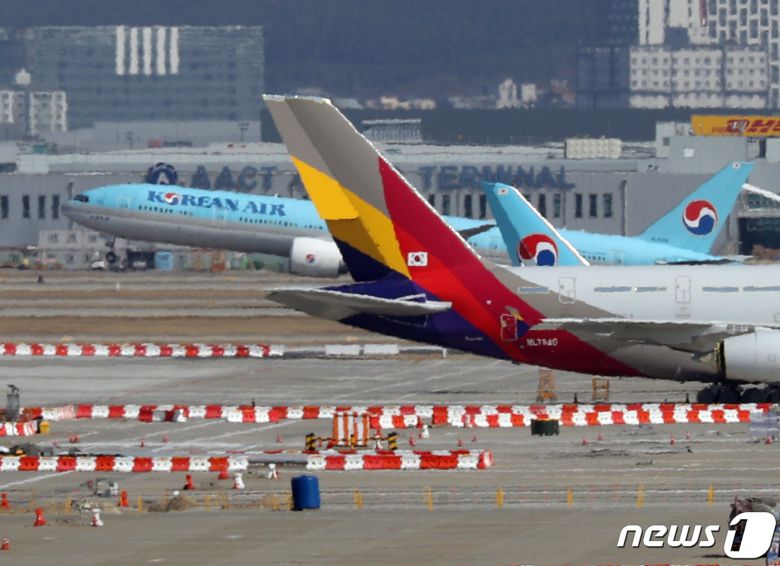 인천국제공항에 대한항공과 아시아나 항공기가 함께 있는 모습. 2022.2.22/뉴스1 ⓒ News1 신웅수 기자