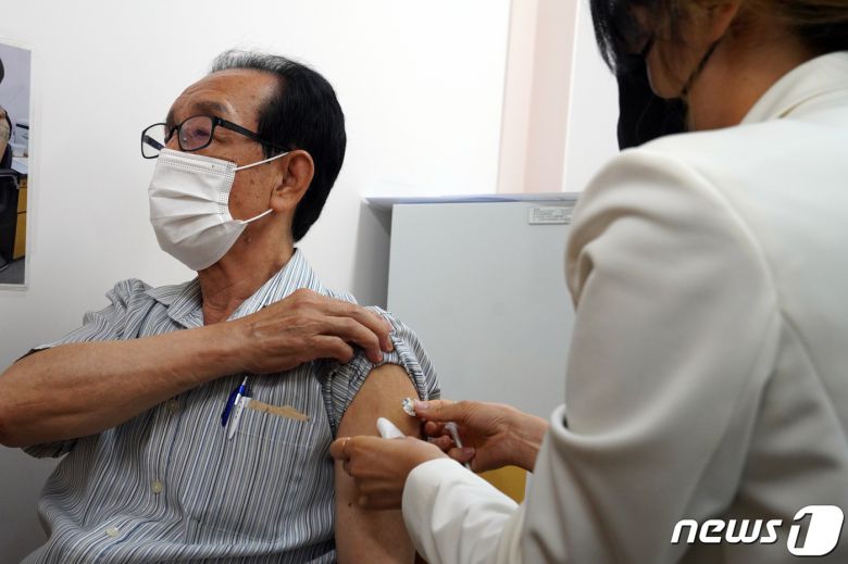 15일 오전 서울 동대문구보건소에서 어르신이 신종 코로나 바이러스 감염증(코로나19) 백신을 접종하고 있다.  2022.7.15/뉴스1 ⓒ News1 황기선 기자