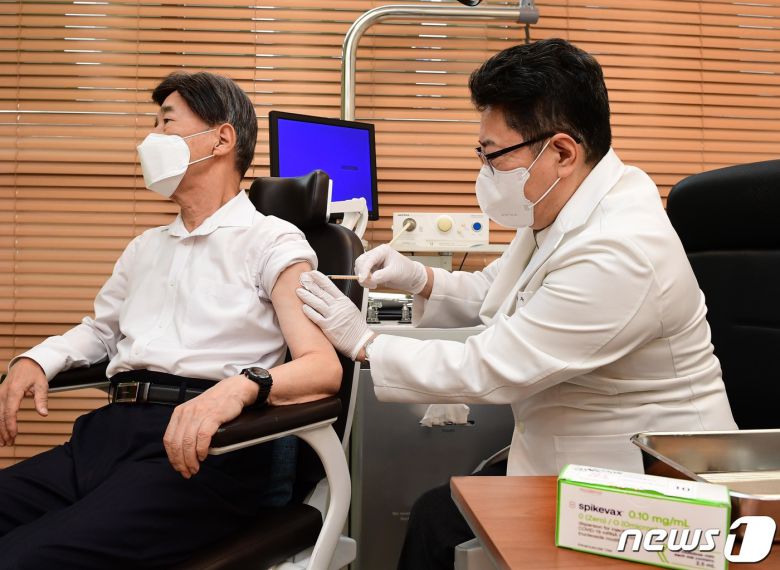 '2022-2023 동절기 코로나19 추가접종' 첫날인 11일 서울 강남구 개포동 소아청소년과 의원에서 1순위 권고대상인 60대 시민이 모더나의 오미크론 함유 2가백신 스파이크박스 2주를 접종하고 있다. (모더나 제공) 2022.10.11/뉴스1