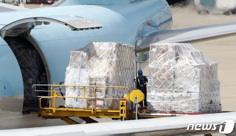 지난해 화이자의 신종 코로나바이러스 감염증(코로나19) 예방백신이 인천공항에 도착하는 장면. 2021.9.22/뉴스1 ⓒ News1 이승배 기자