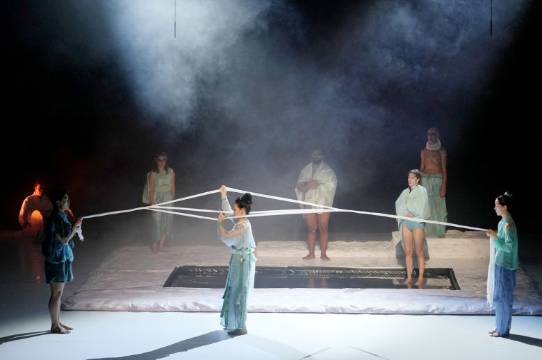 '공허와의 만남'에서 민혜경 만신이 선보이는 수왕천가르기. ⓒ옥상훈 (국제무용협회 한국본부 제공)