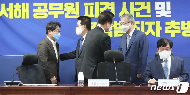 서훈 전 국가안보실장(오른쪽 두 번째)과 박지원 전 국정원장(왼쪽 두 번째)이 27일 서울 여의도 국회 의원회관에서 서해 공무원 피격 사건 및 흉악범죄자 추방 사건 관련 당사자 입장발표 기자회견에서 이재명 대표, 박범계 위원장과 인사하고 있다. 오른쪽은 노영민 전 비서실장. 2022.10.27/뉴스1 ⓒ News1 허경 기자