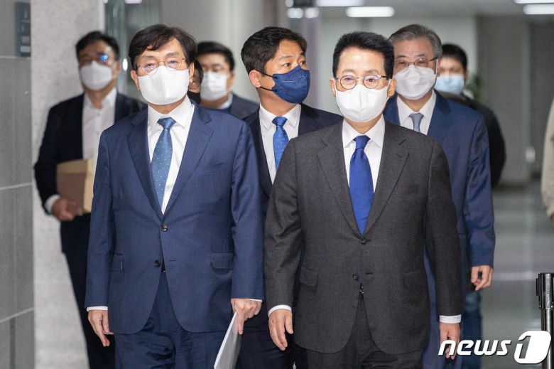 노영민 전 대통령 비서실장(왼쪽)과 박지원 전 국정원장이 27일 서울 여의도 국회 의원회관에서 더불어민주당 윤석열정권 정치탄압대책위원회 주최로 열린 서해 공무원 피격 사건 및 흉악범죄자 추방 사건 관련 기자회견에 참석하고 있다. 두 번째 줄 오른쪽은 서훈 전 국가안보실장. 2022.10.27/뉴스1 ⓒ News1 유승관 기자