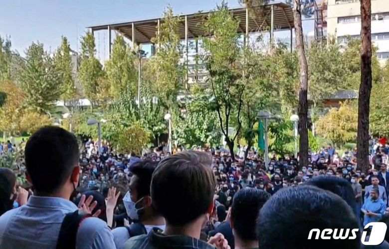 이란 당국의 계속된 탄압에도 '히잡 반대시위'의 기세가 사그라들지 않고 있다. 오히려 갈수록 격화 양상이다. 특히 26일(현지시간) 히잡 미착용으로 체포된 지 사흘만에 사망해 시위를 촉발한 마흐사 아미니(22) 사망 40일째를 맞아 애도하는 시민들까지 합세해 시위는 전국단위로 확산 중이다. ⓒ AFP=뉴스1 ⓒ News1 이서영 기자