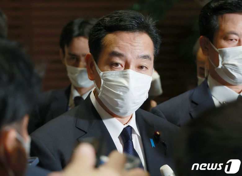 야마기와 다이시로 일본 경제 재생 담당상이 24일(현지시간) 도쿄 총리 관저에서 통일교와의 유착 의혹으로 사임을 한 뒤 취재진을 만나고 있다. ⓒ AFP=뉴스1 ⓒ News1 우동명 기자