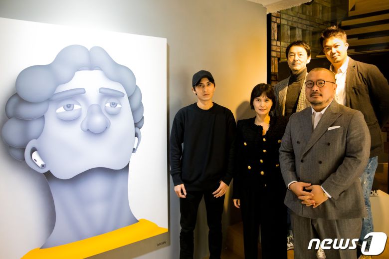 일본의 젊은 작가 엔케이 신(NKSIN)을 비롯해 대규모 단체전 '스타일 워즈 인 서울' 관계자들이 4일 서울 종로구 삼청동 갤러리애프터눈에서 기념촬영을 했다.