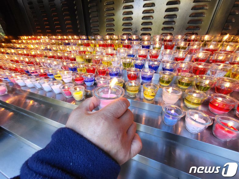 대구 중구 남산동 천주교 대구대교구청 성모당을 찾은 천주교 신자들이 촛불을 밝히며 수능을 준비하는 수험생 자녀를 위해 기도하고 있다. /뉴스1 ⓒ News1 공정식 기자