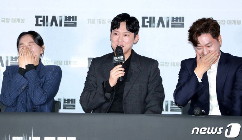 배우 박병은(가운데)이 7일 서울 용산CGV에서 열린 영화 ‘데시벨’(감독 황인호) 언론시사회에서 인사말을 하고 있다. ‘데시벨’은 소음이 커지는 순간 폭발하는 특수 폭탄으로 도심을 점거하려는 폭탄 설계자(이종석 분)와 그의 타깃이 된 전직 해군 부함장(김래원 분)이 벌이는 사운드 테러 액션 영화이다. 2022.11.7/뉴스1 ⓒ News1 권현진 기자