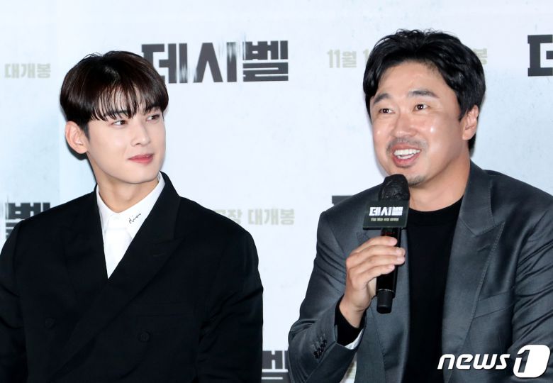 배우 조달환(오른쪽)이 7일 서울 용산CGV에서 열린 영화 ‘데시벨’(감독 황인호) 언론시사회에서 차은우와의 투샷에 대해 이야기 하고 있다. ‘데시벨’은 소음이 커지는 순간 폭발하는 특수 폭탄으로 도심을 점거하려는 폭탄 설계자(이종석 분)와 그의 타깃이 된 전직 해군 부함장(김래원 분)이 벌이는 사운드 테러 액션 영화이다. 2022.11.7/뉴스1 ⓒ News1 권현진 기자