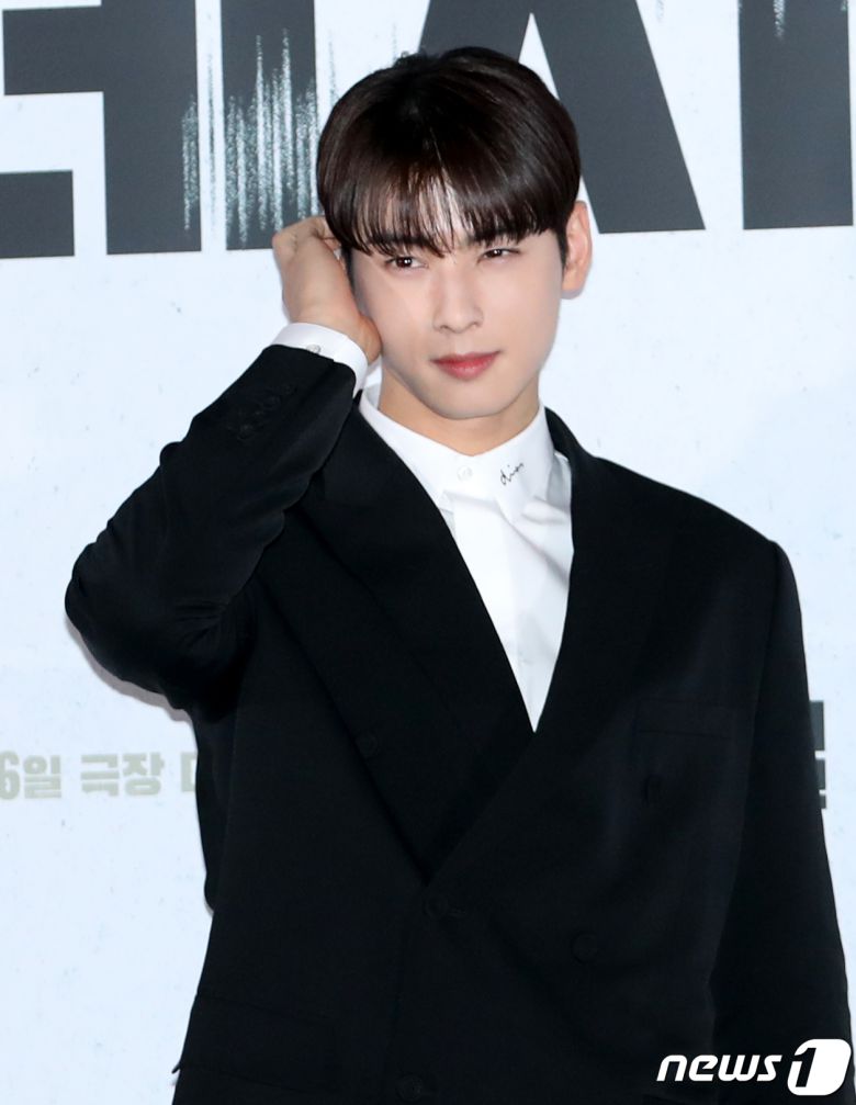 배우 차은우가 7일 서울 용산CGV에서 열린 영화 ‘데시벨’(감독 황인호) 언론시사회에서 포즈를 취하고 있다. ‘데시벨’은 소음이 커지는 순간 폭발하는 특수 폭탄으로 도심을 점거하려는 폭탄 설계자(이종석 분)와 그의 타깃이 된 전직 해군 부함장(김래원 분)이 벌이는 사운드 테러 액션 영화이다. 2022.11.7/뉴스1 ⓒ News1 권현진 기자