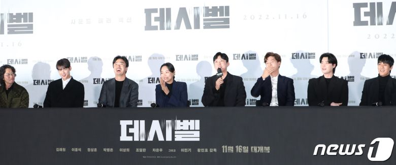 황인호 감독(왼쪽부터)과 배우 차은우, 조달환, 이상이, 박병은, 정상훈, 이종석, 김래원이 7일 서울 용산CGV에서 열린 영화 ‘데시벨’(감독 황인호) 언론시사회에서 미소를 짓고 있다. ‘데시벨’은 소음이 커지는 순간 폭발하는 특수 폭탄으로 도심을 점거하려는 폭탄 설계자(이종석 분)와 그의 타깃이 된 전직 해군 부함장(김래원 분)이 벌이는 사운드 테러 액션 영화이다. 2022.11.7/뉴스1 ⓒ News1 권현진 기자