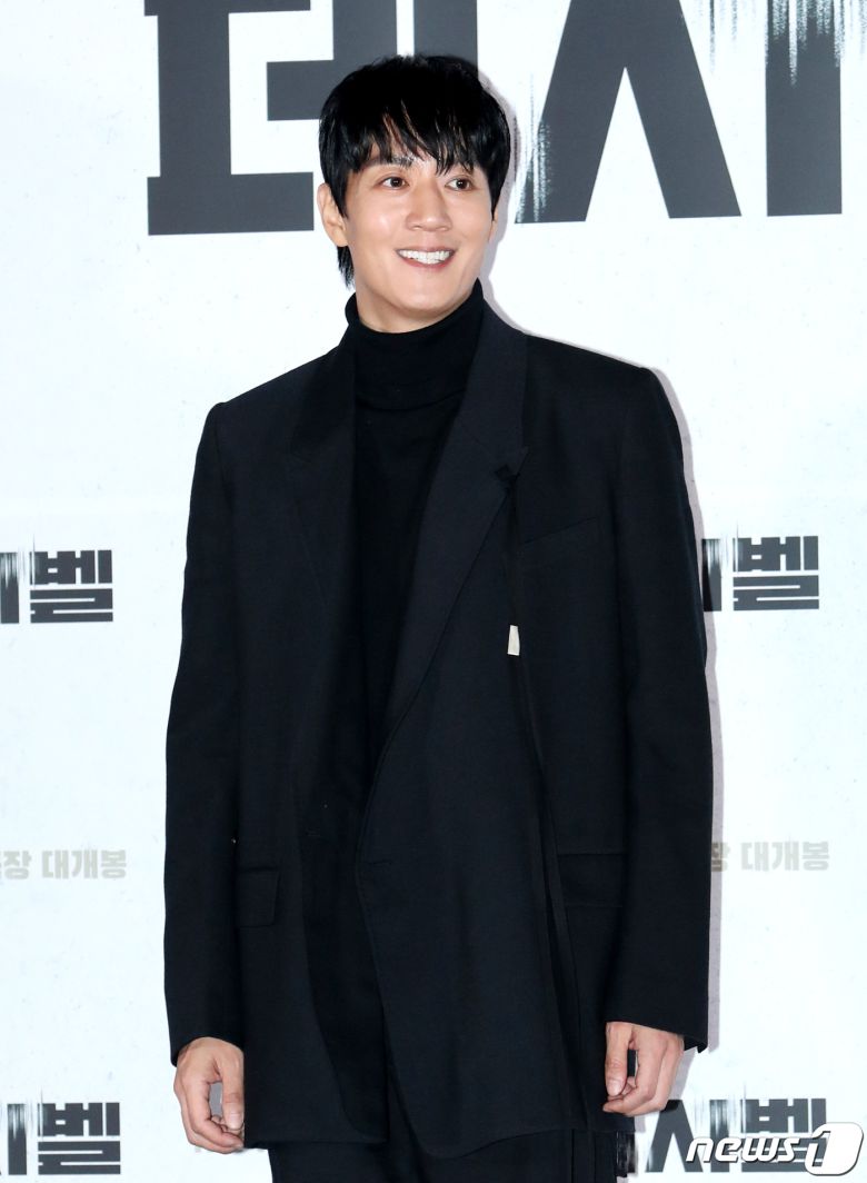 배우 김래원이 7일 서울 용산CGV에서 열린 영화 ‘데시벨’(감독 황인호) 언론시사회에서 포즈를 취하고 있다. ‘데시벨’은 소음이 커지는 순간 폭발하는 특수 폭탄으로 도심을 점거하려는 폭탄 설계자(이종석 분)와 그의 타깃이 된 전직 해군 부함장(김래원 분)이 벌이는 사운드 테러 액션 영화이다. 2022.11.7/뉴스1 ⓒ News1 권현진 기자